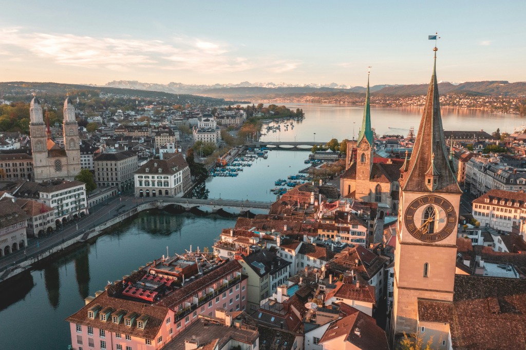 Luftaufnahme der Stadt Zürich und des Sees